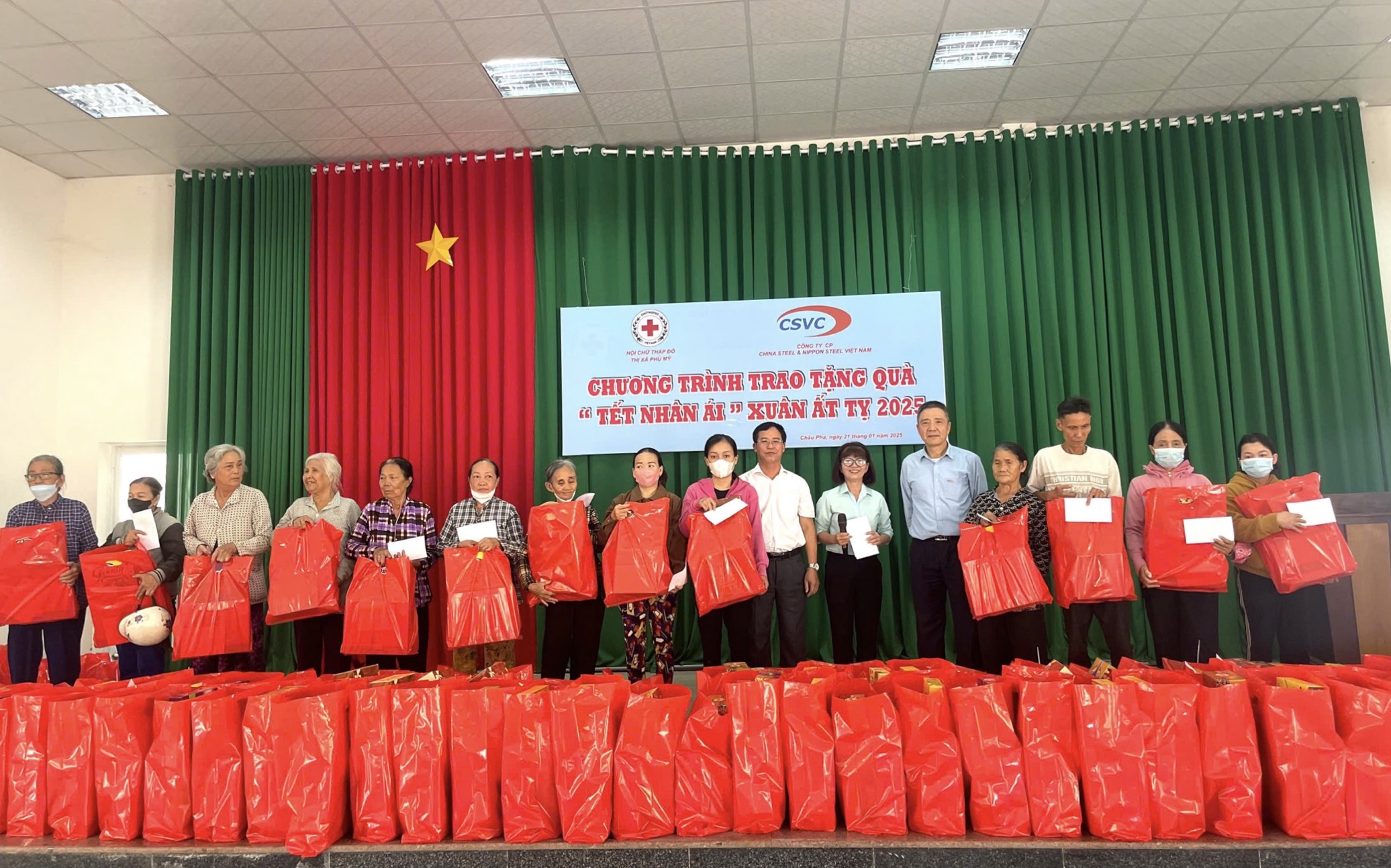 CSVC Spreads Warmth in Lunar New Year 2025: Over 90 Tet Gift Packages Given to Underprivileged Families in Chau Pha commune, Phu My town.
